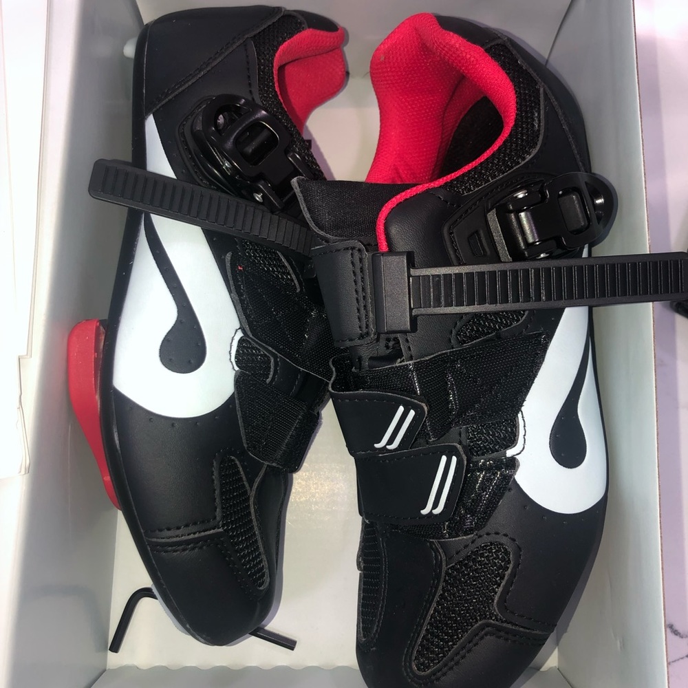 Peloton bike shoes size 8